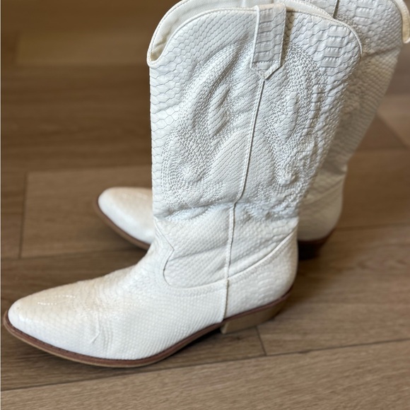 Coconuts by Matisse White Textured Heeled Cowboy Western Boots - Picture 2 of 5